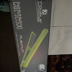 Royale Platinum Hair Straightener in Green